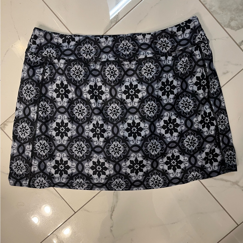 Blevonh brand skort for women Size XL. Polyester Spandex material. Don’t ride up
